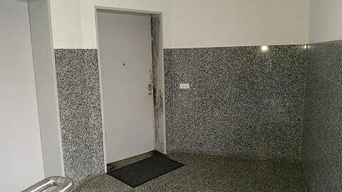 Das Treppenhaus. Die Nachbarn  lebten vier Wochen Tür an Tur mit einer Leiche, ohne es zu ahnen.