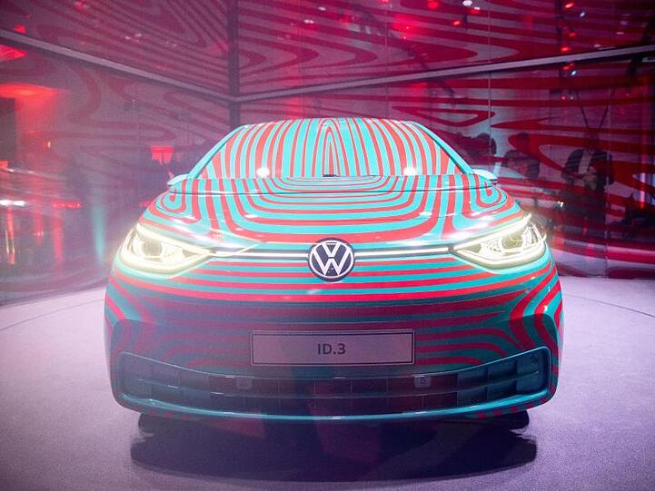 Das neue Elektroauto ID der Marke Volkswagen wird in einem Glaswürfel präsentiert.