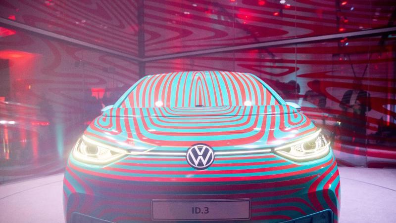 Das neue Elektroauto ID der Marke Volkswagen wird in einem Glaswürfel präsentiert. Das neue Elektroauto ID der Marke Volkswagen wird in einem Glaswürfel präsentiert.