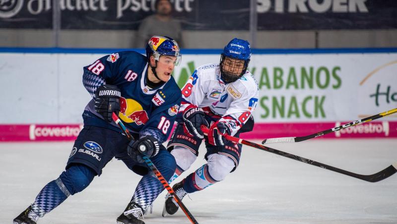 Justin Schütz von Red Bull München und Tim Stützle von Adler Mannheim (l-r.) bemühen sich um den Puck. Foto: Lino Mirgeler/dpa Justin Schütz von Red Bull München und Tim Stützle von Adler Mannheim (l-r.) bemühen sich um den Puck. Foto: Lino Mirgeler/dpa