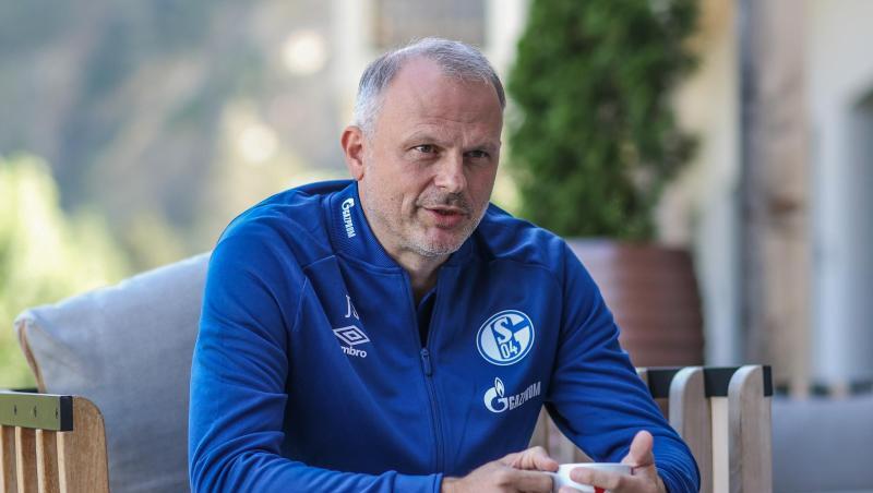 Schalkes Sportvorstand Jochen Schneider spricht bei einem Interview mit der dpa.