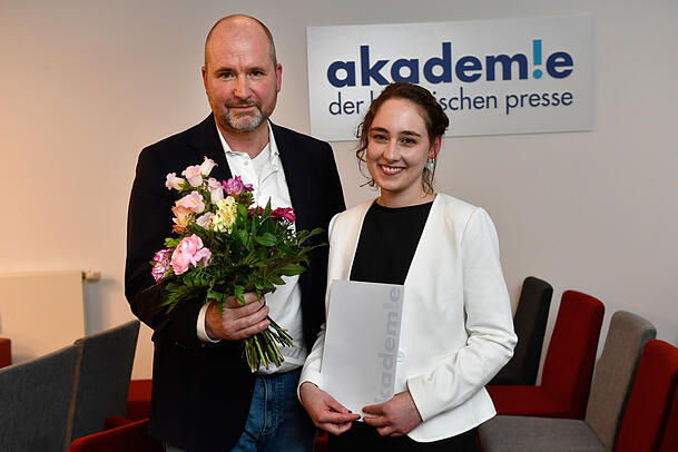 Natascha Probst erhält den Preis von Akademieleiter Robert Arsenschek. Natascha Probst erhält den Preis von Akademieleiter Robert Arsenschek.