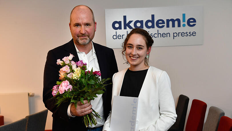 Natascha Probst erhält den Preis von Akademieleiter Robert Arsenschek. Natascha Probst erhält den Preis von Akademieleiter Robert Arsenschek.