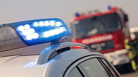 Nachdem er mit dem Auto gegen einen Baum geprallt war, wurde ein 28-J&auml;hriger von der Feuerwehr geborgen. (Symbolbild)