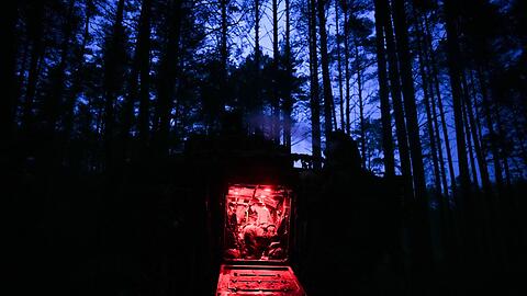 In der Nacht wird im Wald gelagert.