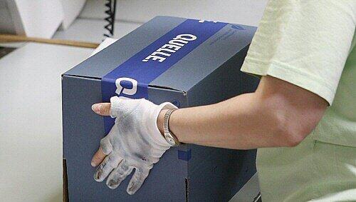 Im Versand von Quelle wird ein Paket fertiggemacht: Fragt sich, wie lange noch? Im Versand von Quelle wird ein Paket fertiggemacht: Fragt sich, wie lange noch?