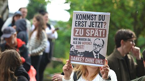 Demonstranten warfen Merz vor, erst nach Ende der L&ouml;scharbeiten den Brandort aufzusuchen.
