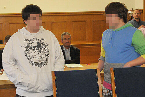 Bei der Tat im Sommer letzten Jahres waren die beiden angeklagten Schüler, ein Brüderpaar, erst 14 und 15 Jahre alt. Ihre Beteiligung an den Misshandlungen räumten sie ein, von der Vergewaltigung wollten sie nichts wissen.