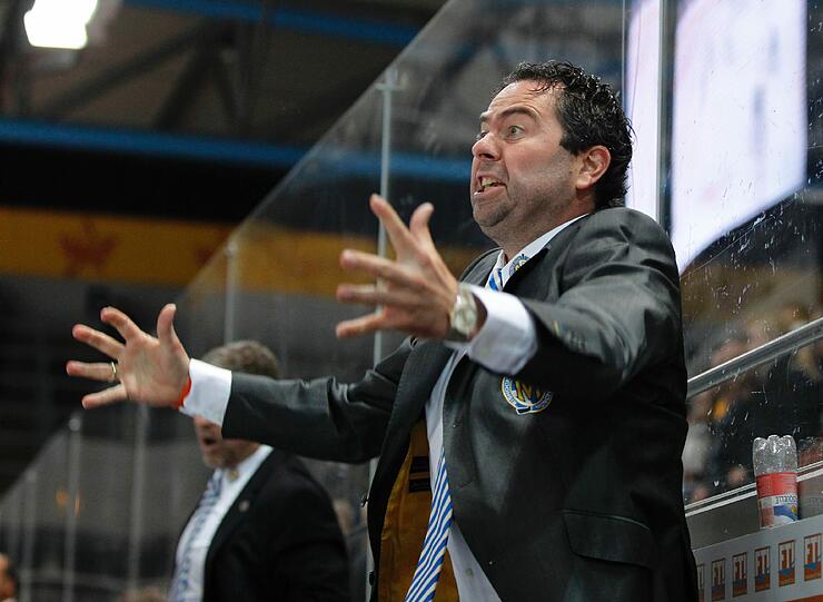EHC-Manager Winkler rastet bei den Spielen an der Bande regelmäßig aus. Seine Frau sagt him oft: &bdquo;Reg dich heute nicht so auf, das ist nicht gut für dich!&rdquo; Sein Arzt hat ihm aber geraten, die Emotionen rauszulassen.