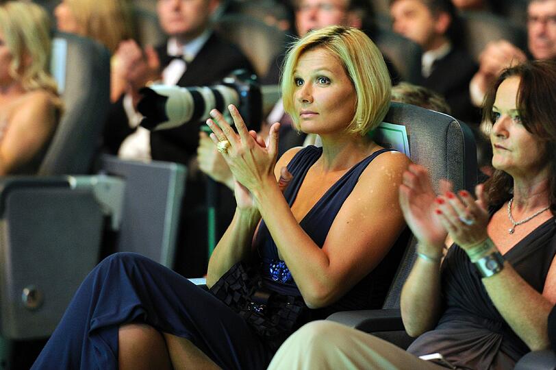 Ein Kleid mit Wow-Ausschnitt und langen Schlitz: Franziska van Almsick zog die Blicke auf sich...