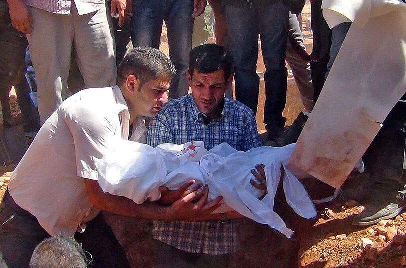 Tot am Strand wurde der Dreijährige angespült.  Aylan und seine Familie versuchten nach Europa zu flüchten. Nur sein Vater überlebte. Der Junge, sein Bruder und die Mutter wurden nun in Kobane beigesetzt.