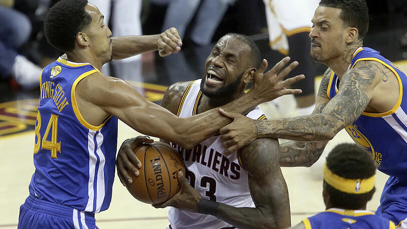 Dank eines brillianten LeBron James verkürzten die Cleveland Cavaliers den Rückstand auf die Golden State Warriors.