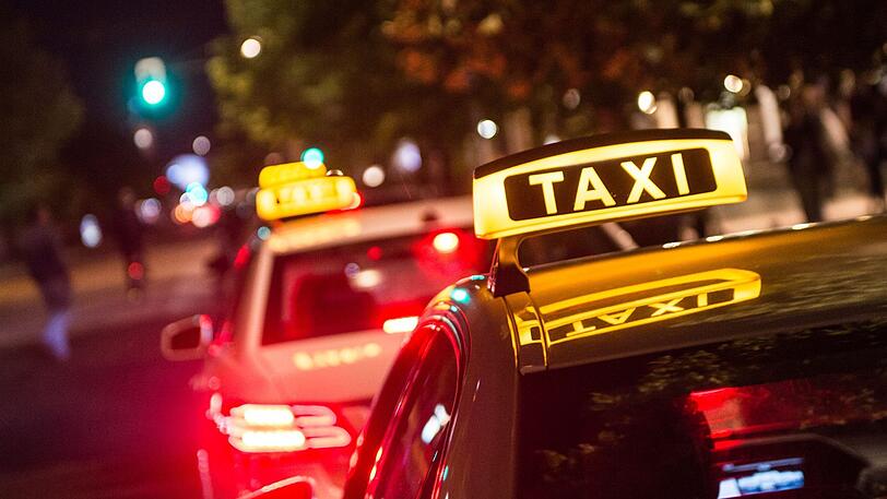 Ein Betrunkener hat in der Nacht auf Mittwoch sein Auto gegen einen Baum gesetzt - und ist danach kurzerhand mit dem Taxi geflüchtet. (Symbolbild)