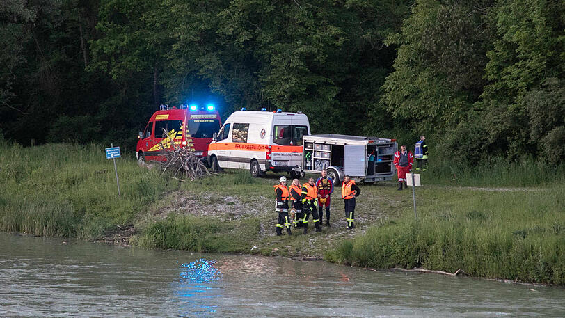 Feuerwehr, Wasserwacht und Rettungsdienste suchten nach dem 18-Jährigen.