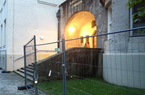 Nachts wird verriegelt: Der Bauzaun vor dem Wittelsbacher Gymnasium.