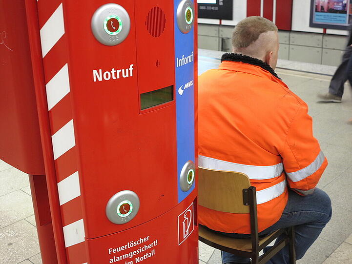 Wer nicht ortskundig ist, dem helfen diese Mitarbeiter weiter. Dieses Foto ist vom 5. April.