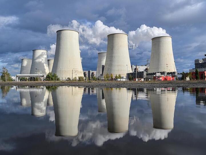 Kühltürme des Braunkohlekraftwerkes Jänschwalde: Die Kläger werfen der schwarz-roten Regierung vor, nicht genug für die Reduzierung der Treibhausgas-Emissionen zu tun.