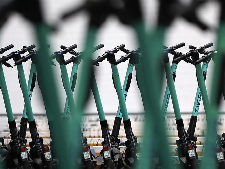 Bei der Verkehrsministerkonferenz in Frankfurt wird unter anderem auch über E-Scooter diskutiert.