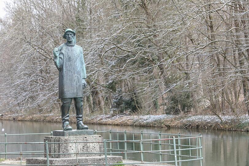 Der Isarflößer von Fritz Koelle schaut am Dienstag in eine kalte Landschaft.