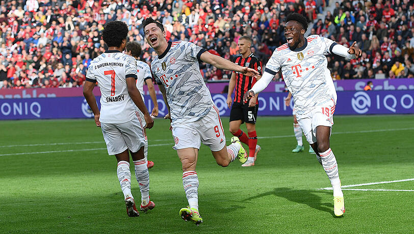 Robert Lewandowski lässt sich für seinen Treffer zum 2:0 in Leverkusen feiern. Robert Lewandowski lässt sich für seinen Treffer zum 2:0 in Leverkusen feiern.
