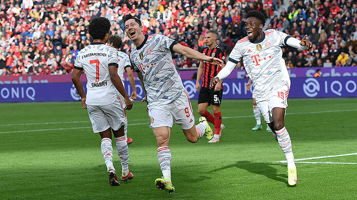 Robert Lewandowski lässt sich für seinen Treffer zum 2:0 in Leverkusen feiern.