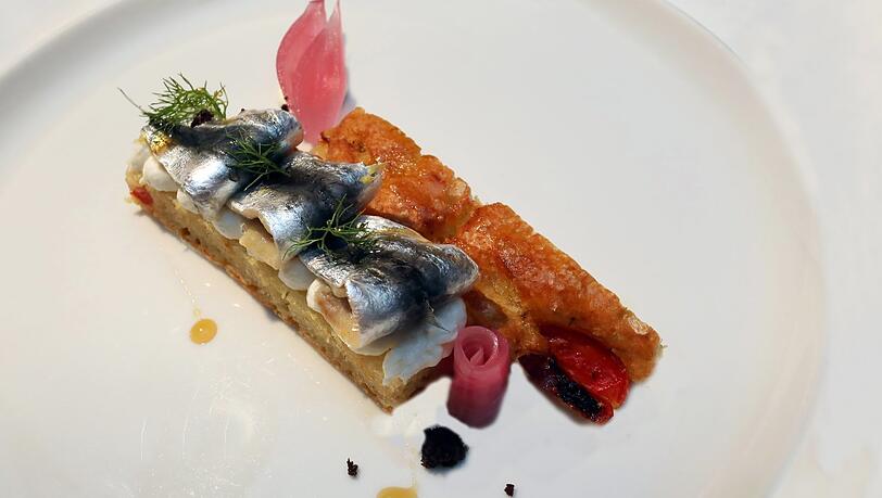 Zweiter Gang: Focaccia aipomodorini, stracciatella,sardine marinate, cipolle diTropea - Kirschtomaten-Foccacia,Stracciatella, marinierte Sardinen, Tropea-Zwiebeln Zweiter Gang: Focaccia aipomodorini, stracciatella,sardine marinate, cipolle diTropea - Kirschtomaten-Foccacia,Stracciatella, marinierte Sardinen, Tropea-Zwiebeln