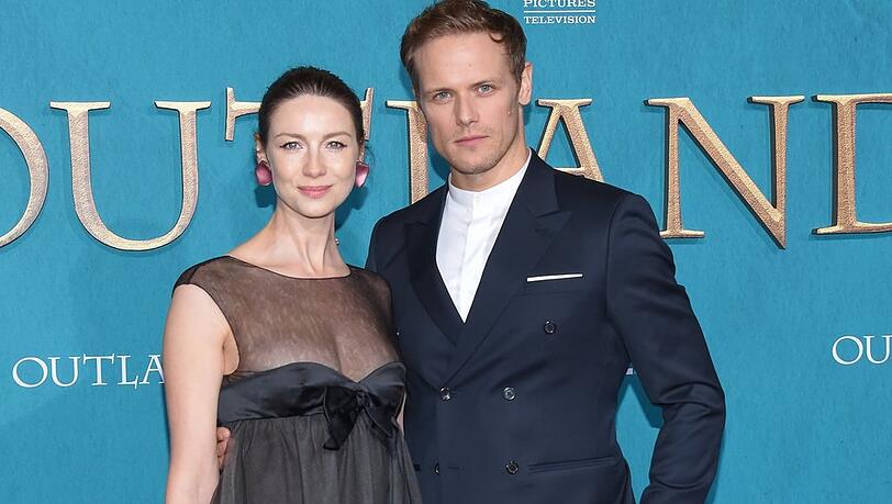 Caitriona Balfe (l.) und Sam Heughan kehren im Sommer 2023 in der Serie "Outlander" zurück.