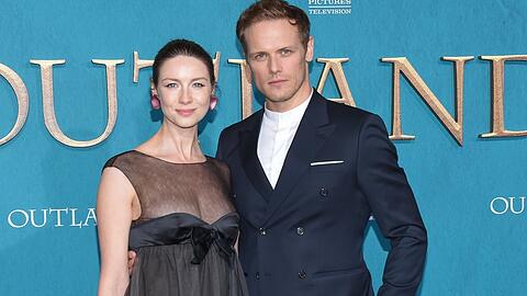Caitriona Balfe (l.) und Sam Heughan kehren im Sommer 2023 in der Serie "Outlander" zurück.