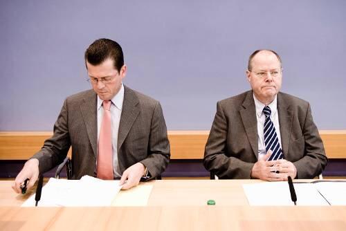 Wollen ihre Wachstumsprognose deutlich kappen: Karl-Theodor zu Guttenberg und Peer Steinbrück