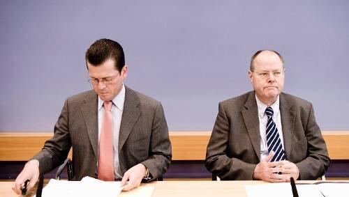 Wollen ihre Wachstumsprognose deutlich kappen: Karl-Theodor zu Guttenberg und Peer Steinbrück Wollen ihre Wachstumsprognose deutlich kappen: Karl-Theodor zu Guttenberg und Peer Steinbrück