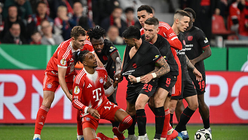 Hart attackiert: Bayerns Michael Olise (2.v.l.).