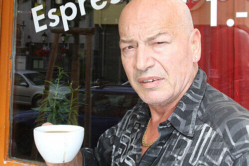 Mit Billig-Drinks will Wirt Fred Kern neue Kunden anlocken.