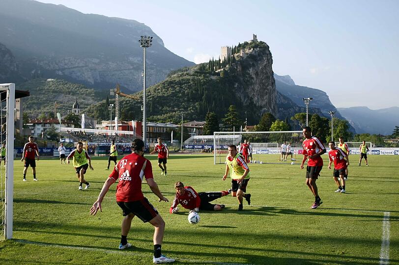Der FC Bayern München hat in seinem Trainingslager am Gardasee die erste Einheit bestritten. Impressionen aus Arco.