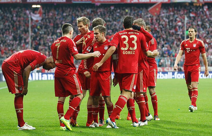 MITSPIELER. Das Standing von Robben innerhalb der Mannschaft soll nicht das Beste sein. Der 27-Jährige geht lieber seine eigenen Wege, kümmert sich um seine Familie. Mitglied in einer Clique wie etwa die Gruppe Schweinsteiger/Badstuber/Gomez ist er nicht. Die langen Zeiten der einsamen Reha haben ihn in eine Außenseiterrolle gebracht. 
Die Mitspieler bestreiten einen Solotrip außerhalb des Platzes. &bdquo;Arjen ist gut integriert. Es ist überhaupt nicht so, dass er sich als Typ abkapselt&ldquo;, sagte Thomas Müller am Montag.