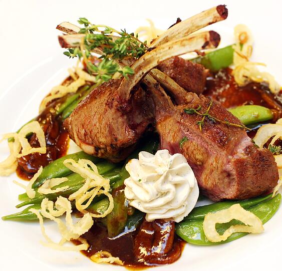 Lammkotelett auf Balsamico-Marillen-Jus.