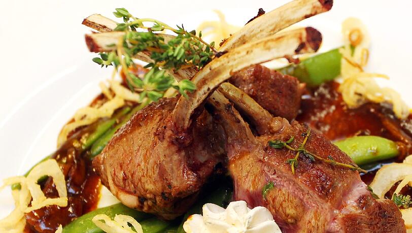 Lammkotelett auf Balsamico-Marillen-Jus. Lammkotelett auf Balsamico-Marillen-Jus.