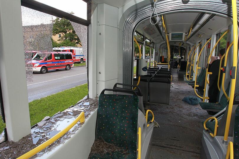 Ein Lastwagenfahrer biegt ab, obwohl die Tram naht - und die kann nicht mehr bremsen. Beim Unfall in Augsburg am Montag werden 48 Menschen verletzt.