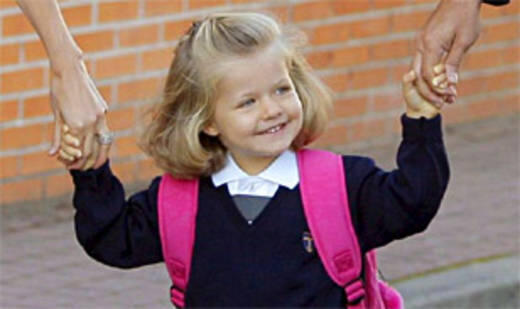 Diese kleine blonde Adlige ist Leonor, Infantin von Spanien. Bereits mit drei Jahren beginnt ihre Schulausbildung - auf den ersten Tag freut sich die Tochter von Kronprinz Felipe und Letizia sichtlich.