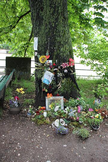 Der Tatort 2015: Blumen und Kerzen schmücken den Ort, an dem der Ingenieur starb.
