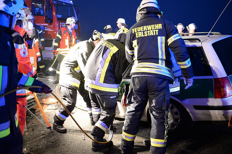Ein Linienbus und zwei Autos sind am Montag bei Grabenstätt (Kreis Traunstein) zusammengestoßen. Die Bilder von der Unfallstelle.