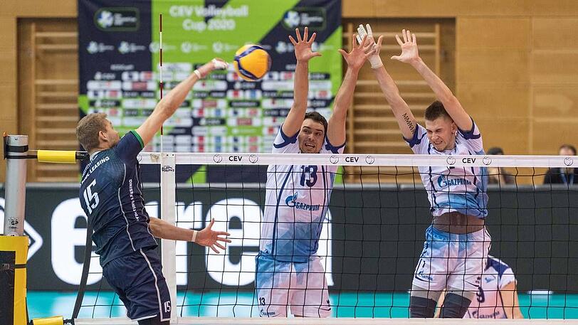 Sportlich erfolgreich, wirtschaftlich nicht: Die Alpenvolleys Haching um Niklas Kronthaler (l.).