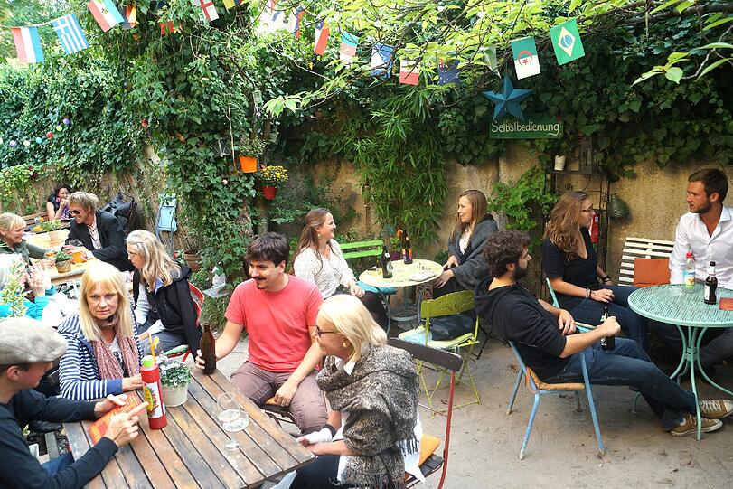 Eine grüne Oase mitten in der Stadt: das Imbisslokal &bdquo;Alles Wurscht&ldquo; mit Innenhof am Nikolaiplatz.