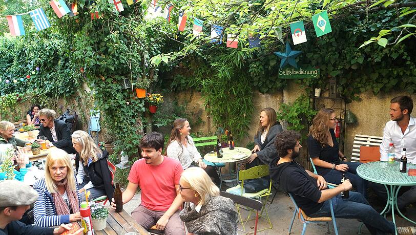 Eine grüne Oase mitten in der Stadt: das Imbisslokal „Alles Wurscht“ mit Innenhof am Nikolaiplatz. Eine grüne Oase mitten in der Stadt: das Imbisslokal „Alles Wurscht“ mit Innenhof am Nikolaiplatz.