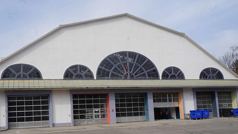Die Halle von außen betrachtet.