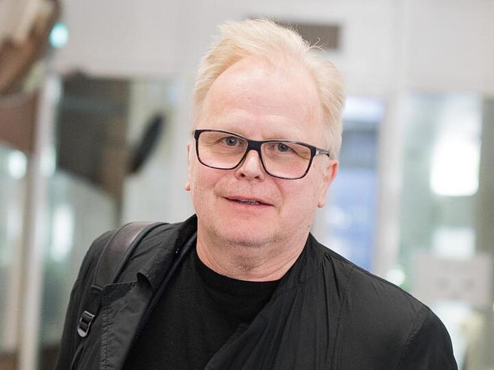 Der Sänger Herbert Grönemeyer plaudert ein bisschen aus dem Nähkästchen.