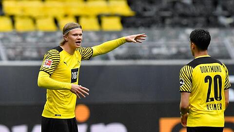 BVB-Stürmer Haaland (l) traf gegen Bayer Leverkusen zum 1:0 und 3:0. In 28 Bundesliga-Spielen erzielte der junge Norweger 27 Tore.