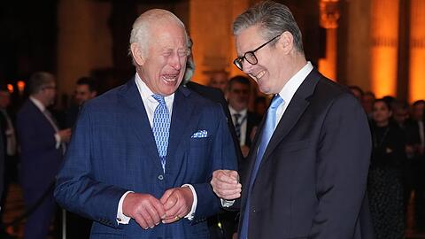 König Charles III. und Premierminister Sir Keir Starmer bei einem Empfang in der St.-Pauls-Kathedrale.