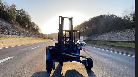 Der Gabelstapler stand mitten auf der Autobahn 9 in Oberfranken.