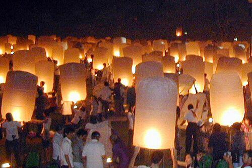 Himmelslaternen stammen aus Asien, hier ein Lampion-Festival in Thailand