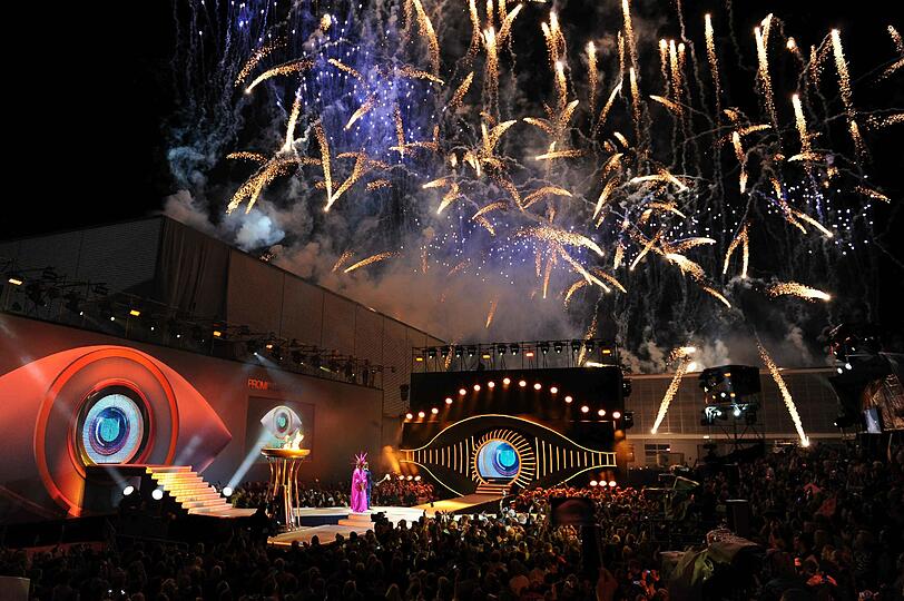 Mit einem riesigen Feuerwerk über dem neuen Zuhause der zwölf Promis wir das TV-Event eingeläutet.